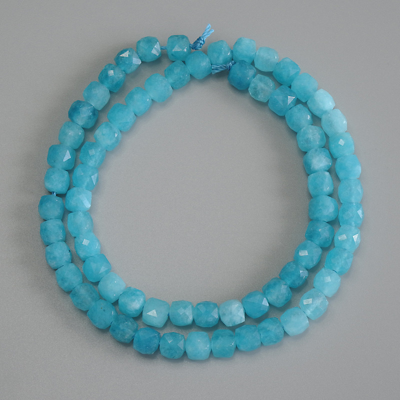 Koraliki z akwamarynu, fasetowane sześciany, średnica 5,5 mm, wymiary 5×5 mm, długość 37 cm, na nici