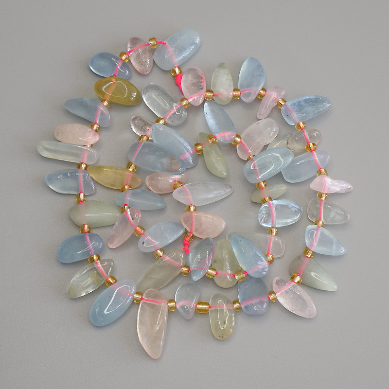 Koraliki morganitu fasetowane w kształcie motylków 14-17×6-8 mm + koraliki 3 mm na nitce, długość 41 cm