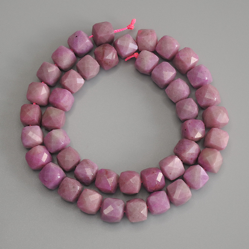 Koraliki fosfosyderytu, fasetowane kostki na nitce, średnica 9×9 mm, długość około 37 cm