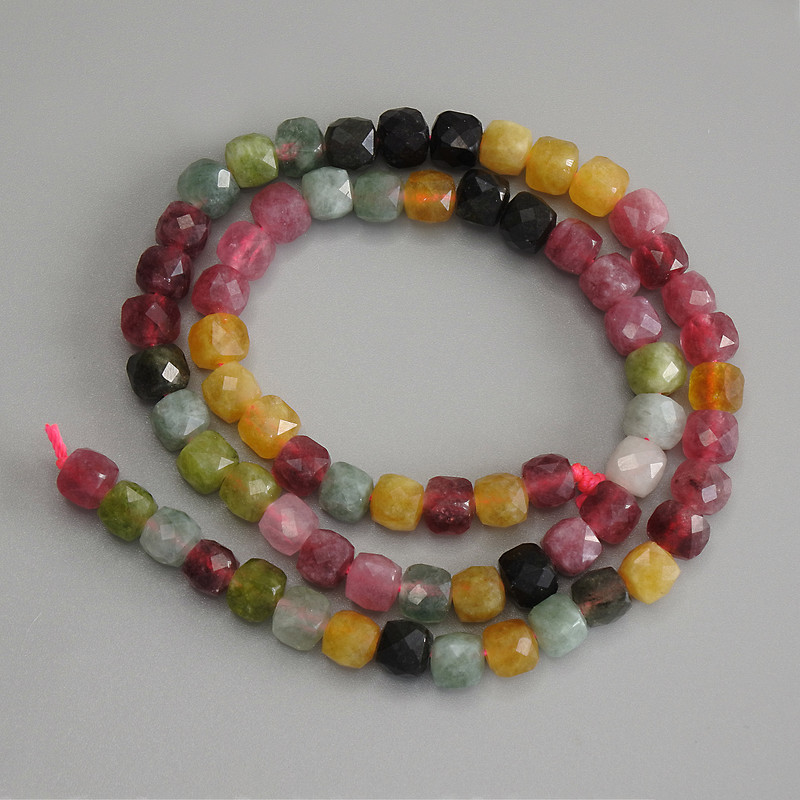 Koraliki z turmalinu, fasetowane kostki 5x5x5 mm, na nici, długość 36 cm+