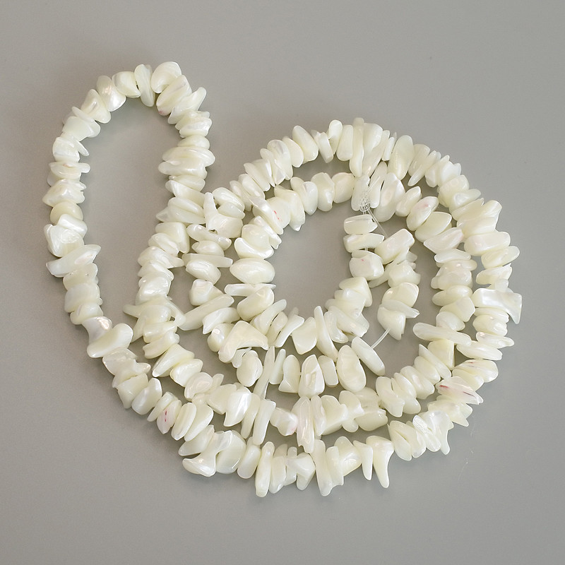 Koraliki z masy perłowej – drobinki, średnica 10–13 × 4–5 mm, długość 80 cm na żyłce