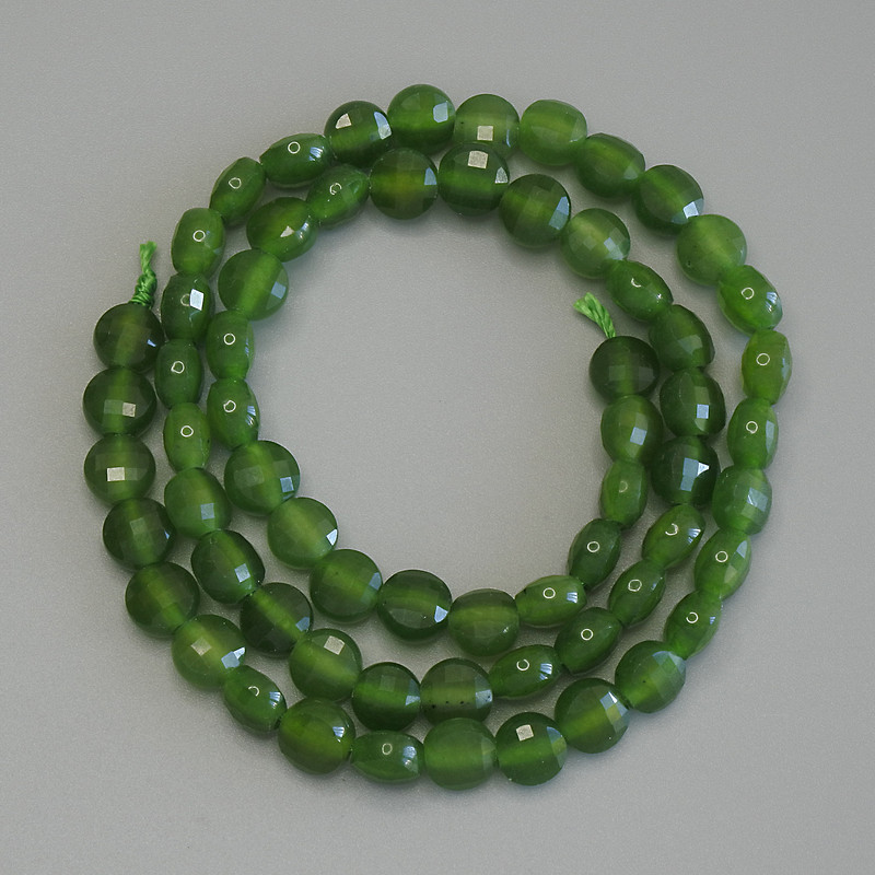 Koraliki z chryzoprazu w formie fasetowanej monety, średnica 6 mm, długość 39 cm na nici