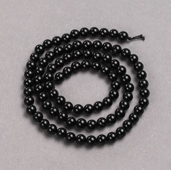 Koraliki na nici z naturalnego kamienia — czarny turmalin, gładkie kuleczki, średnica 4,5 mm, długość 39 cm