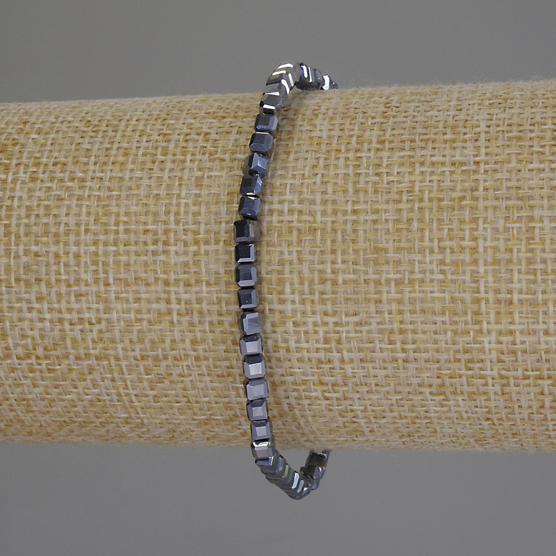 Bransoletka z terahercu w formie fasetowanych kostek, o wymiarach około 3×3 mm, długość 18 cm, elastyczna