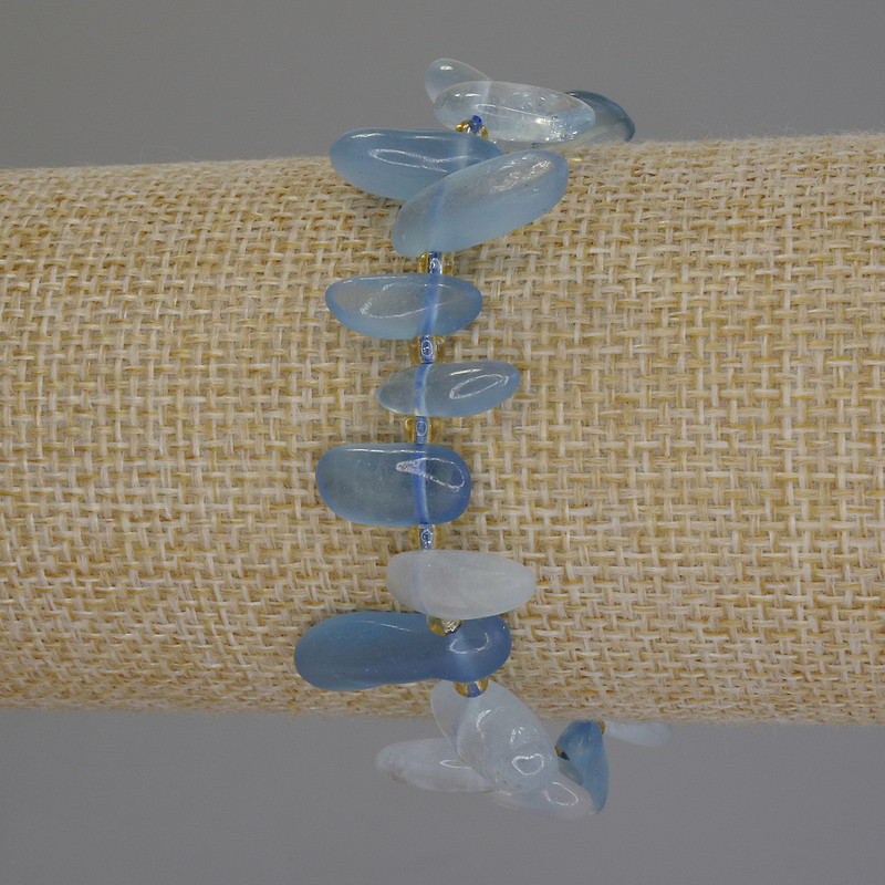 Bransoletka z akwamarynu – drobinki w kształcie motylka, średnica 13–23×6 mm ±, koraliki 3 mm ±, długość 18 cm ±, elastyczna