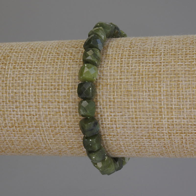 Bransoletka z jadeitu fasetowanego, w kształcie sześcianu, średnica 7×7 mm, długość 18 cm, elastyczna