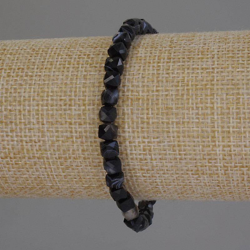 Bransoletka z fasetowanego agatu w kształcie sześcianów, średnica kamieni 5×5 mm, długość 18 cm, na elastycznej gumce