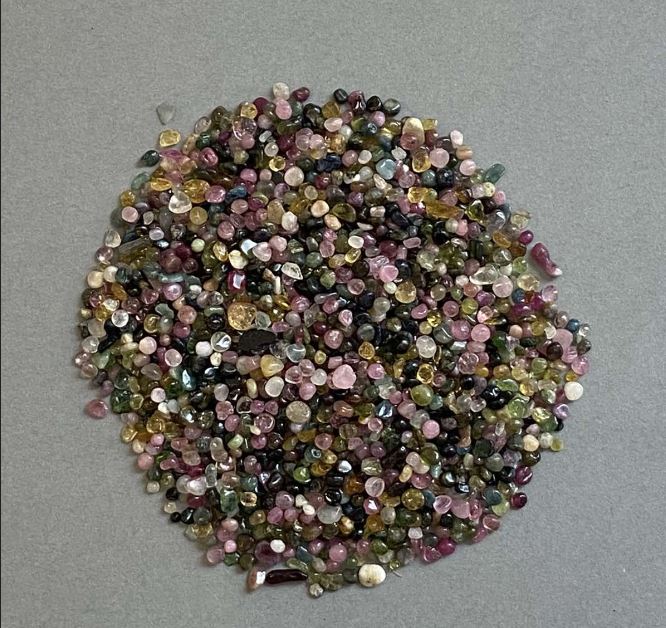 Naturalny kamień turmalinowy – drobina bez otworu 2,5×2–3 mm (za 100 g)