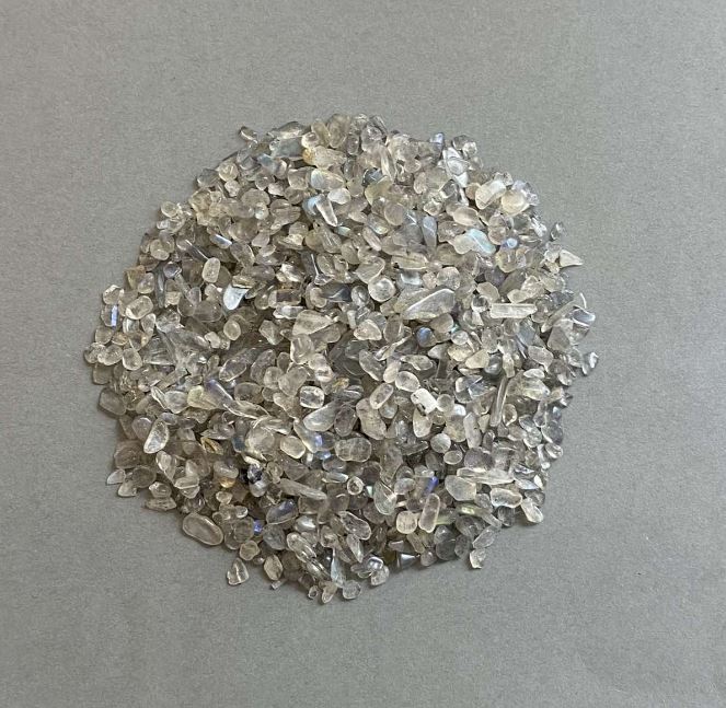 Naturalny kamień labradoryt – drobina bez otworu 3–8×2–4 mm ± (za 100 g ±)