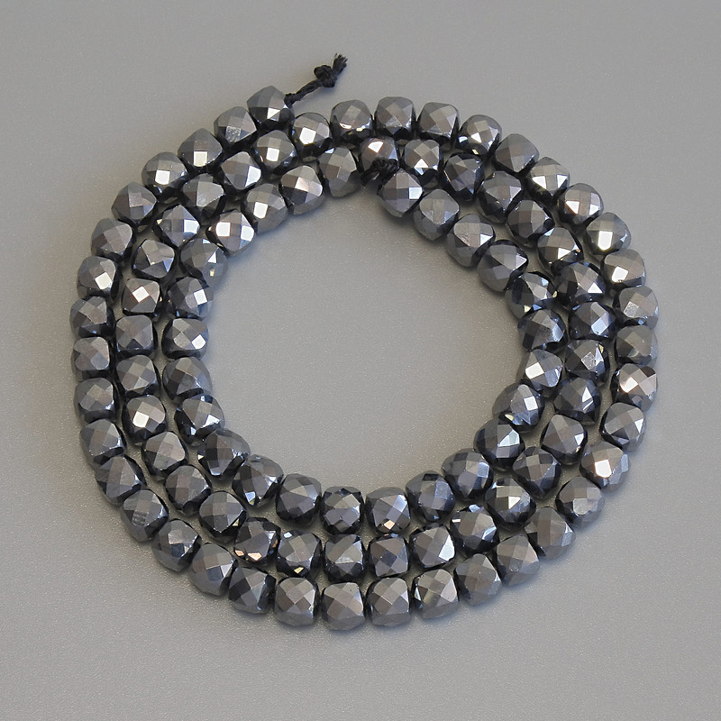 Koraliki terahercowe fasetowany sześcian, średnica 4×4 mm, długość 39 cm na nitce