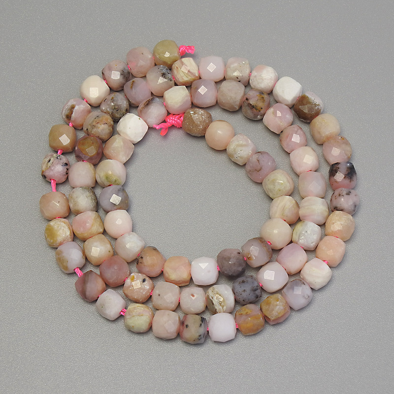 Koraliki opalu w formie szlifowanego sześcianu, średnica 5×5 mm, długość 39 cm, na nitce