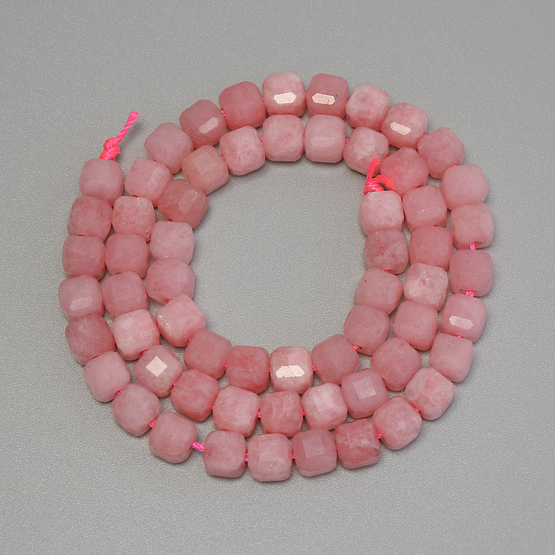 Koraliki z turmalinu, w kształcie sześcianu szlifowanego, o średnicy ok. 5×5 mm, długość ok. 32 cm na nitce