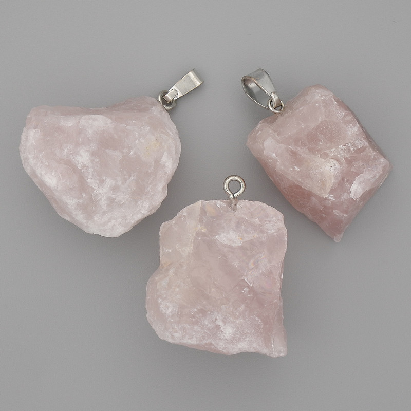 Wisiorek z różowego kwarcu, surowy kamień, 20-35×20-25 mm, długość 31-44 mm (asortyment rozmiarów)