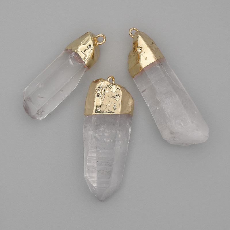 Wisiorek z kryształem górskim 30x37x9-12 mm, długość 33-40 mm, złoty metal, różne rozmiary