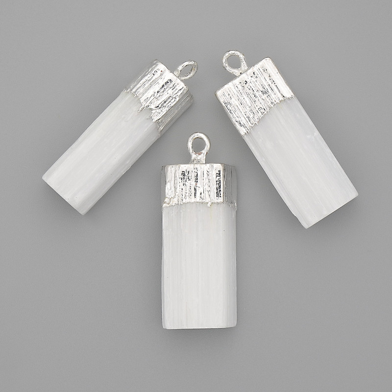 Wisiorek z nieoszlifowanego selenitu, minerał, 30×12 mm ±, długość 33 mm ±, metal w kolorze srebra