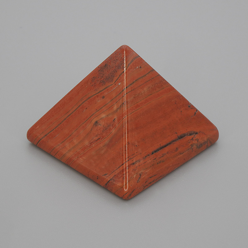 Piramida pamiątkowa z naturalnego kamienia – czerwony jaspis, długość 30×30 mm, szerokość 25 mm