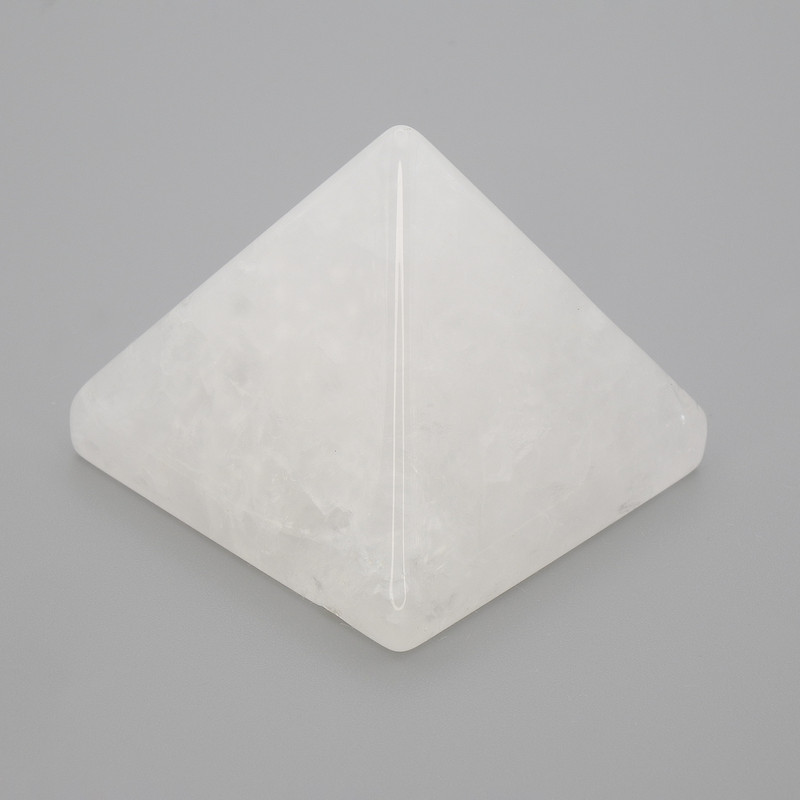 Piramida pamiątkowa z kamienia naturalnego, kryształ górski, wymiary 38×38 mm (długość) i 33 mm (szerokość)