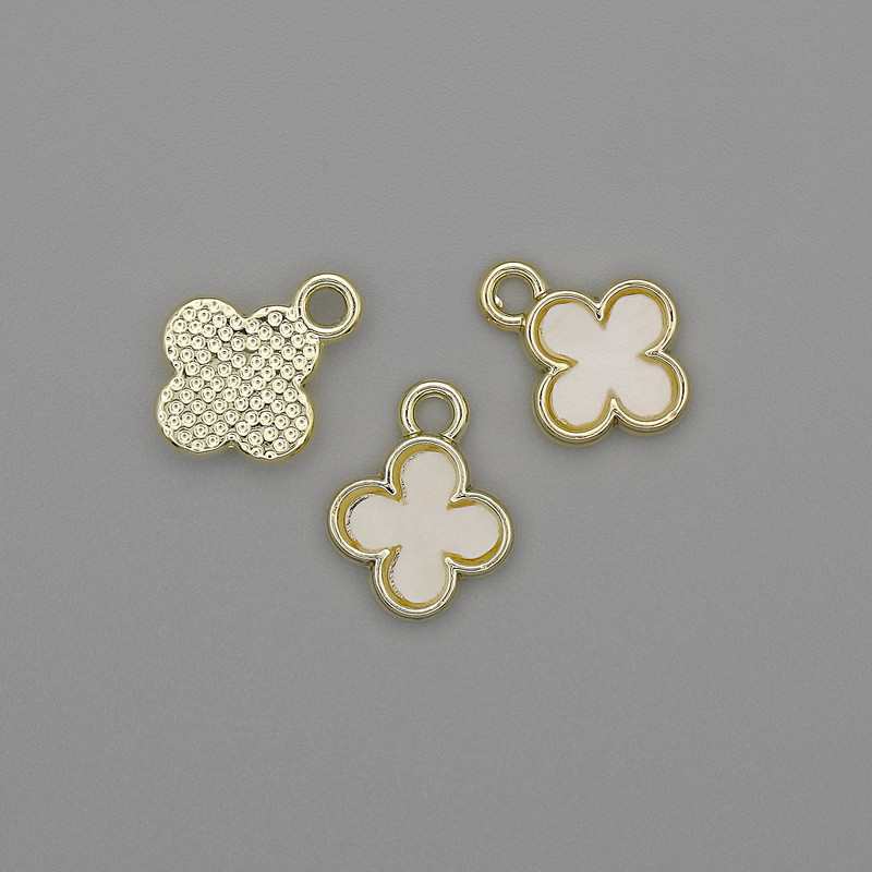 Wisiorek koniczyna z perłowym połyskiem, metal złoty, średnica 10×12 mm, opak. 3 szt.