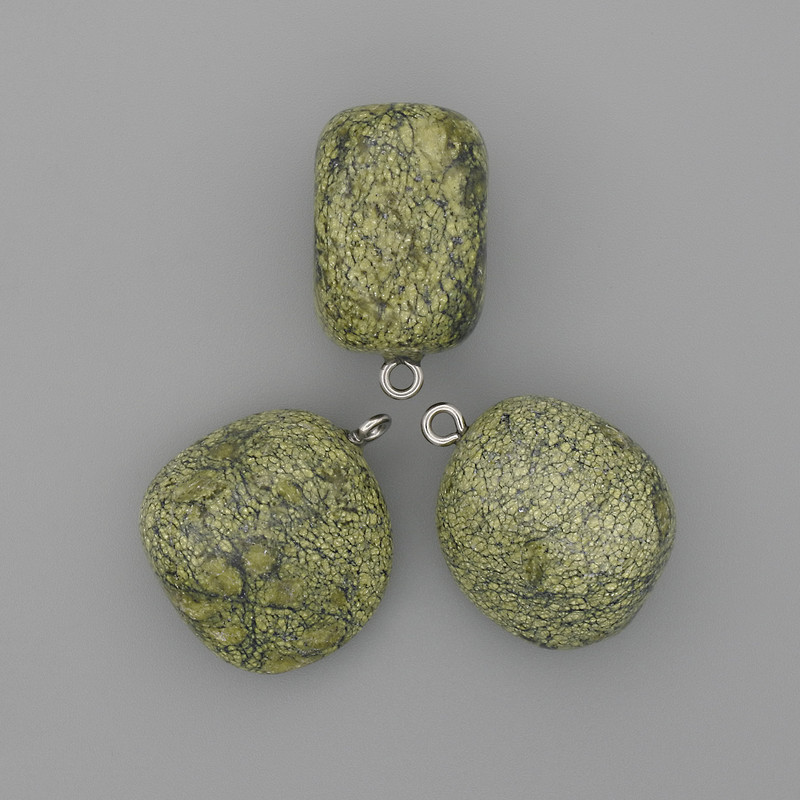 Wisiorek z serpentynu w kształcie sześcianu, wymiary 22×22 mm, długość 26 mm