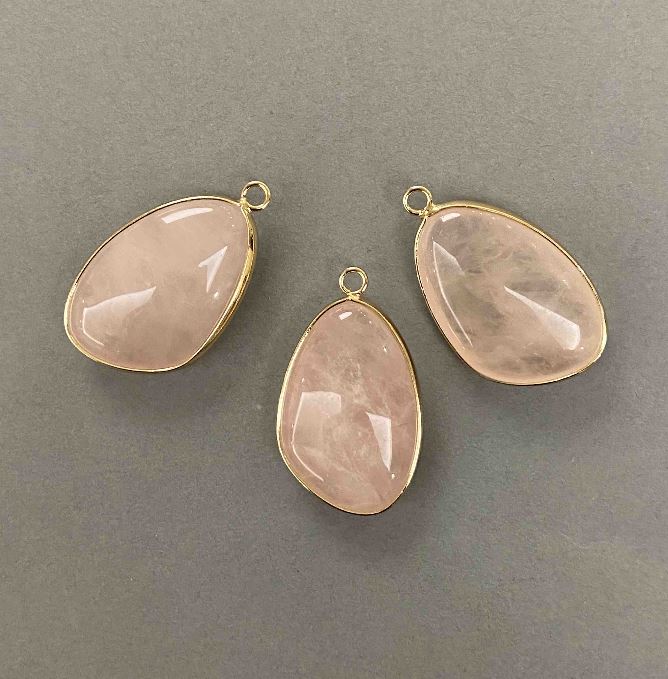 Wisiorek z różowego kwarcu w złocistej oprawie 21×35 mm+