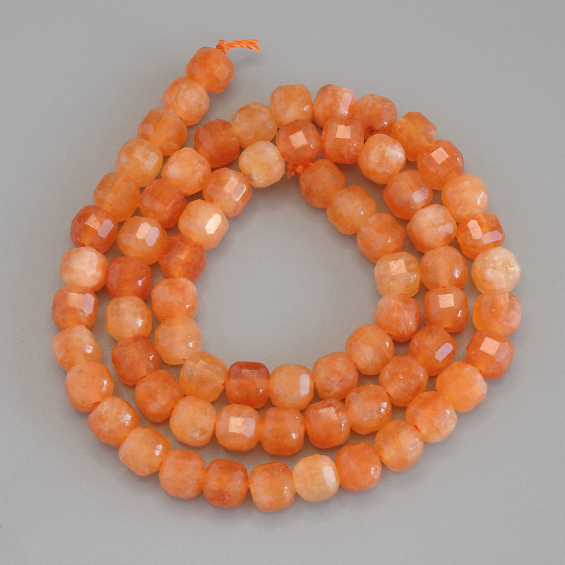 Koraliki nefrytu Mashan fasetowane sześciany, średnica około 6×6 mm, na nitce, długość 40 cm+