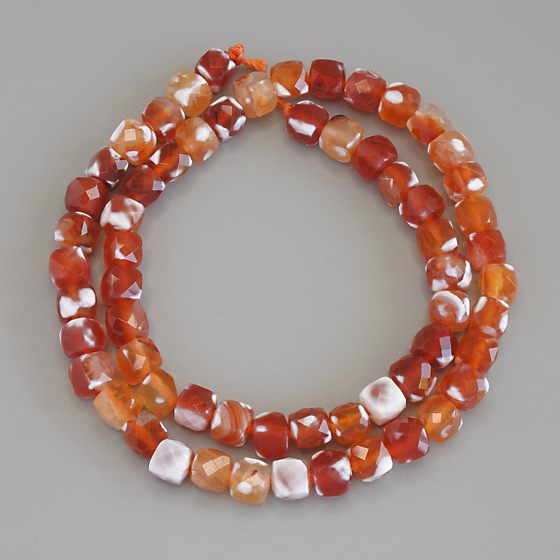 Koraliki agatowe fasetowane w kształcie sześcianu, średnica 7×7 mm ±, na nici, długość 40 cm