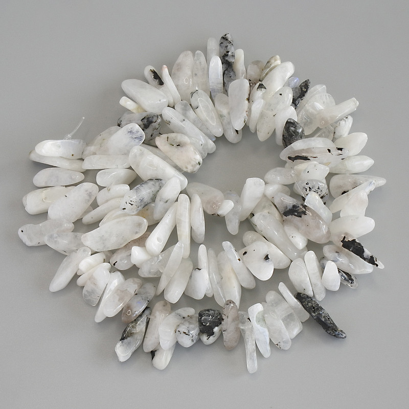 Koraliki adularu - drobinki o średnicy 12–15×3–5 mm, na nici, długość 39 cm+