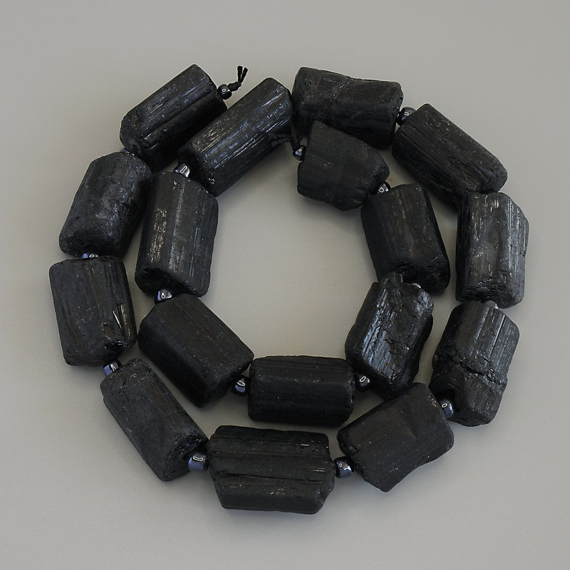Koraliki z turmalinu Sherl, nieobrobione kamienie, średnica 19–22×13–16 mm ±, drobne koraliki 4 mm ±, na nici, długość 39 cm+