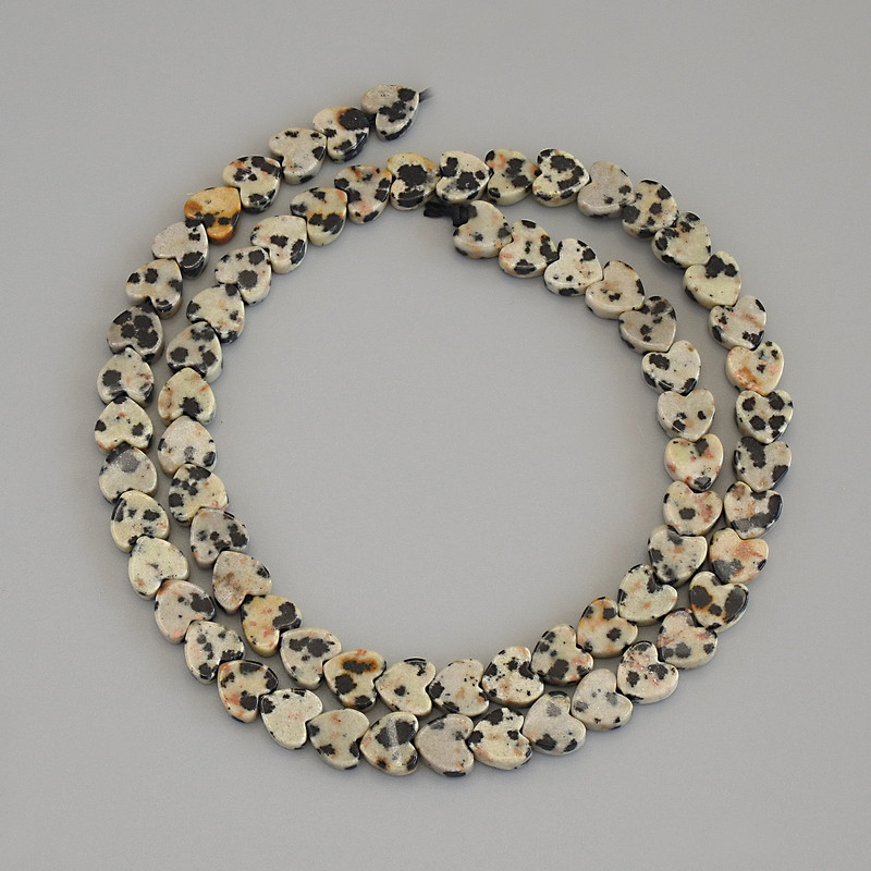 Koraliki jaspis dalmatyński w kształcie serca, wymiary 6×6×2 mm, na nici, długość ok. 39 cm