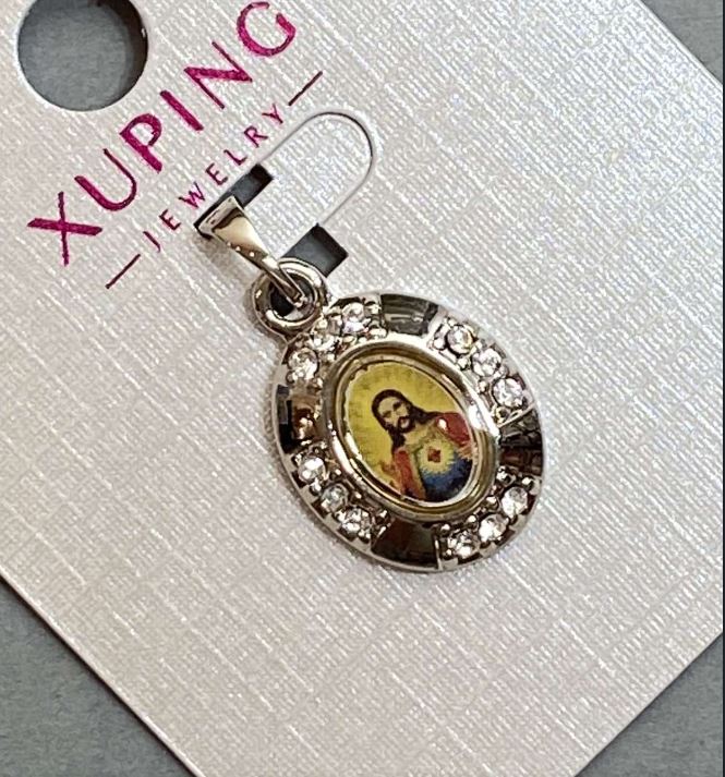 Wisiorek „Ikona” Xuping z białymi kryształami, średnica 20×13 mm ±, długość 25 mm ±, rodowany