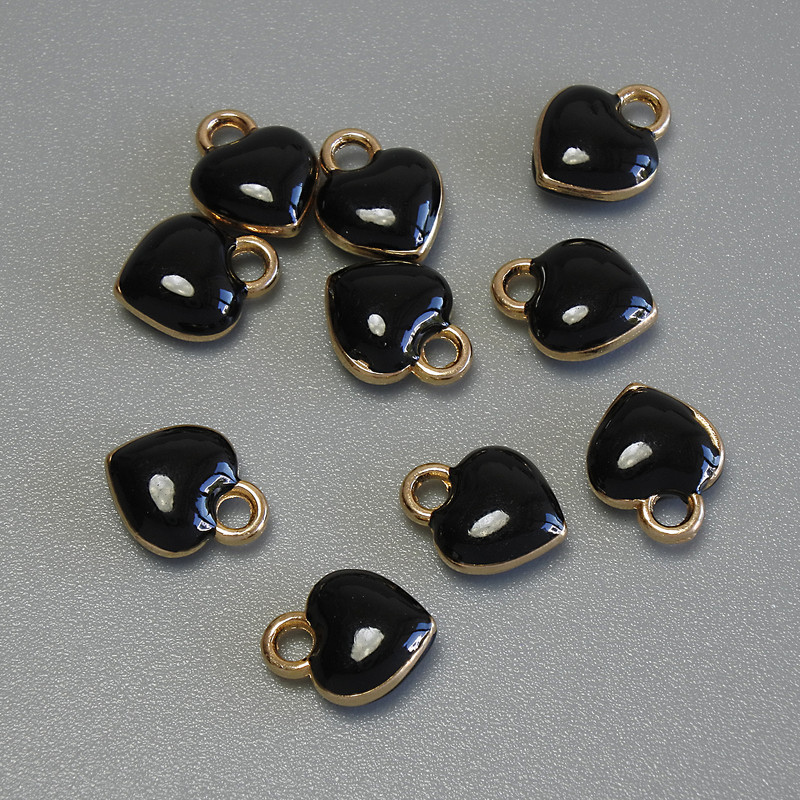 Zawieszka-serce z czarną emalią na złotym metalu, średnica 6×8 mm, opakowanie 10 szt.