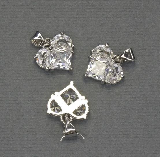 Wisiorek 'Serce' z białymi cyrkoniami ze srebrzystego metalu, średnica 10×12 mm, długość 17 mm+-