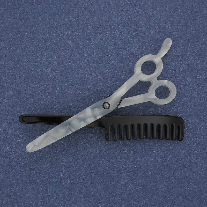 Broszka Nożyce z grzebieniem, akryl, srebrzysty metal 70×44 mm+