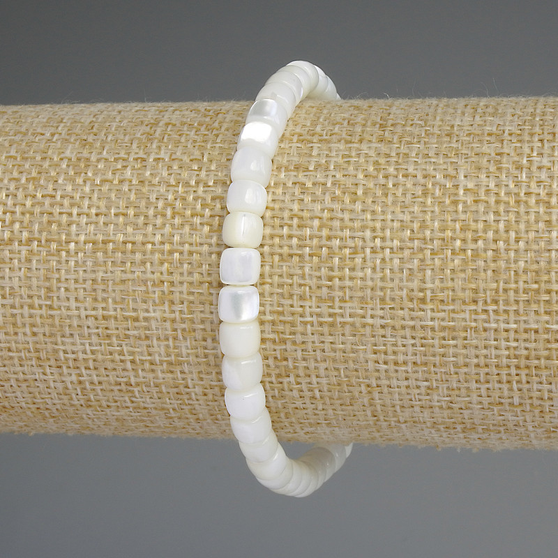 Bransoletka z masy perłowej w kształcie rondeli, średnica ok. 6×5 mm, długość 18 cm, elastyczna