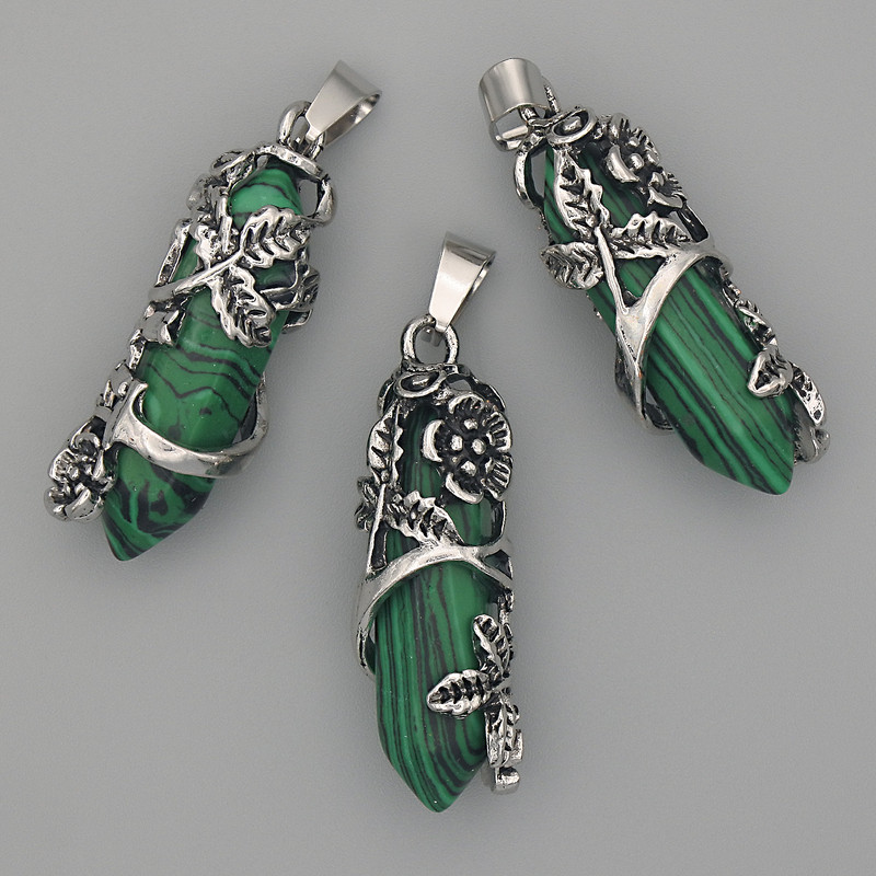 Wisiorek z malachitu – sześciokąt z kwiatem, 35×15×mm, długość 44 mm