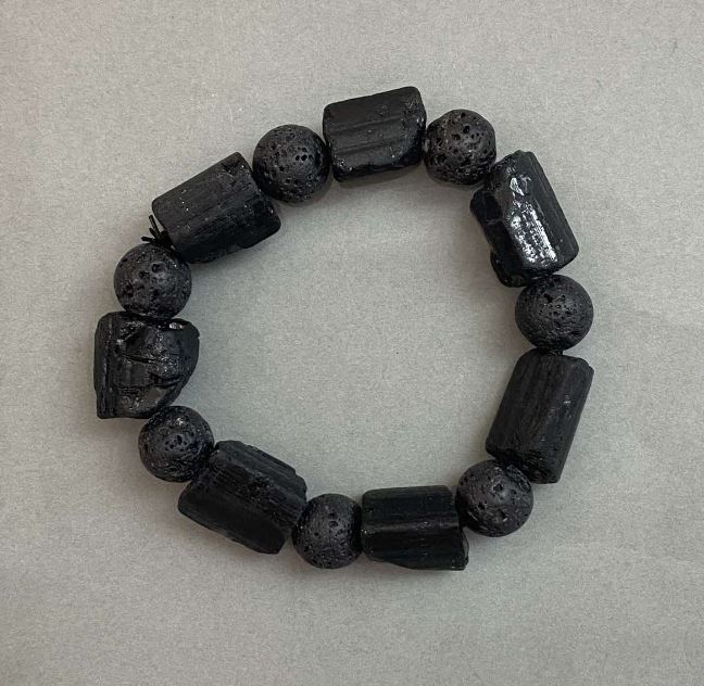 Bransoletka z turmalinu Sherl – kamienie nieobrobione, fasetowane, średnica 19–27×15 mm ±; kule lawowe 12 mm ±; długość 20 mm ±; elastyczna