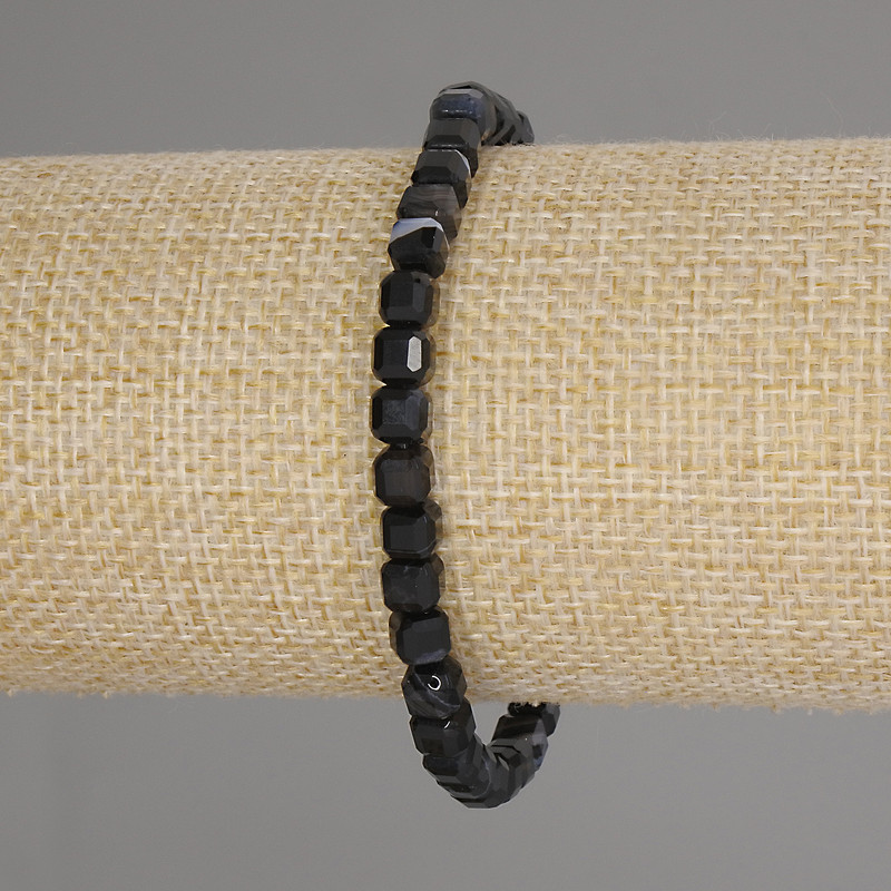 Bransoletka z agatów fasetowanych w kształcie sześcianów, o wymiarach 5×5 mm, długość 18 cm, elastyczna