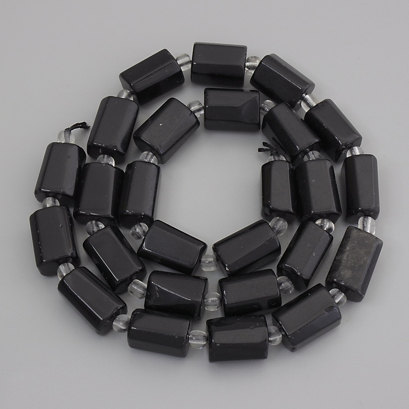 Koraliki z turmalinu, kamienie obrobione, średnica 13–14×9–10 mm ±, koraliki 4 mm ±, na nitce, długość 44 cm