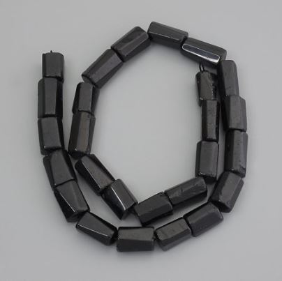 Koraliki z turmalinu, polerowane kamienie, średnica 11-16×7-9 mm ±, na nitce, długość 39 cm+