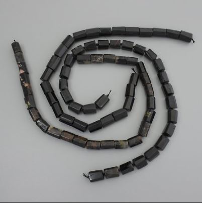 Koraliki z turmalinu, obrobione kamienie, średnica 14–16×11–13 mm, na nitce, długość 39 cm