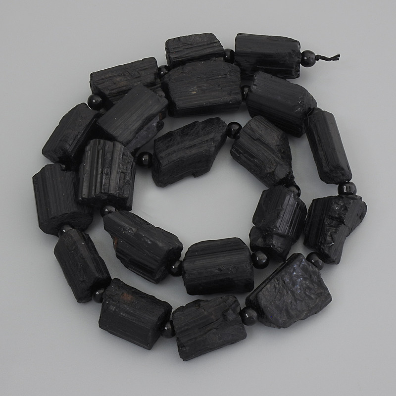 Koraliki Turmalin Sherl — nieobrobione kamienie, średnica 15–18×10–12 mm, drobne koraliki 4–5 mm, na nitce, długość około 41 cm