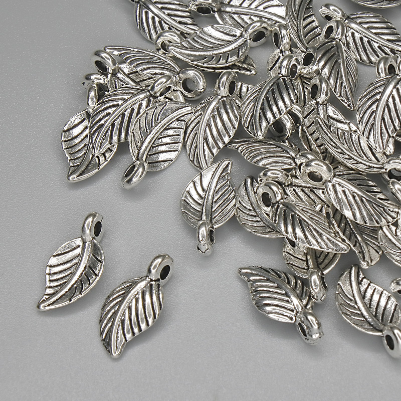 Wisiorek-zawieszka Liść, kolor metalu: brązowy, średnica 15×7 mm, opakowanie 46 szt.