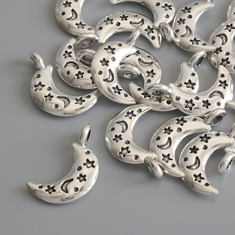Wisiorek – zawieszka Księżyc, kolor metalu: srebrny, średnica 19×10 mm, opakowanie 18 szt.