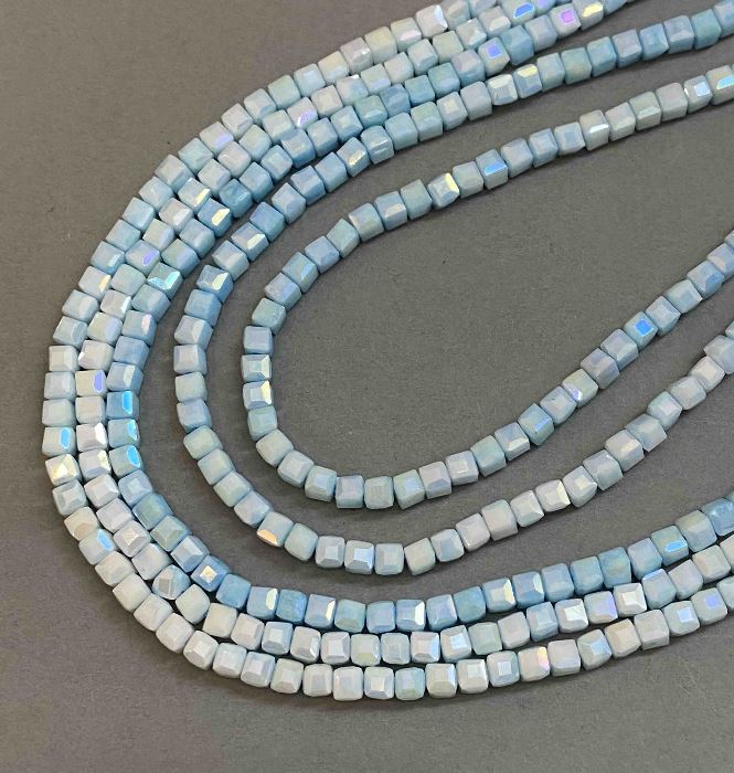 Koraliki czeskiego kryształu, błękitne wielobarwne z powłoką benzynową na nici, fasetowany sześcian, średnica 4×4 mm, długość 38 cm +