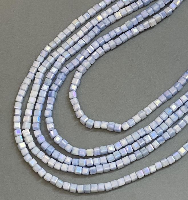 Koraliki czeskie kryształy niebieskie z powłoką benzynową na nitce, fasetowane kostki, średnica 4×4 mm, długość 38 cm