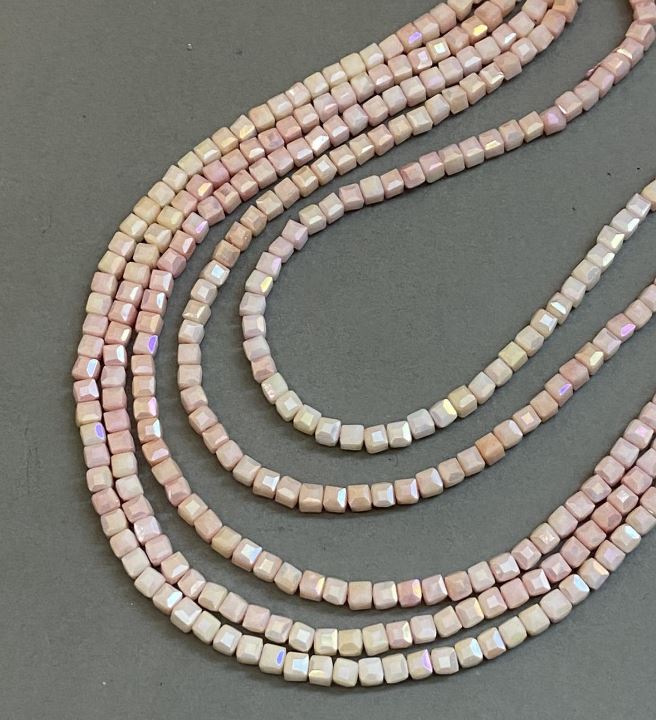 Koraliki czeskiego kryształu w różowym odcieniu z powłoką „benzyna” na nitce, fasetowane kostki, średnica 4×4 mm, długość 38 cm