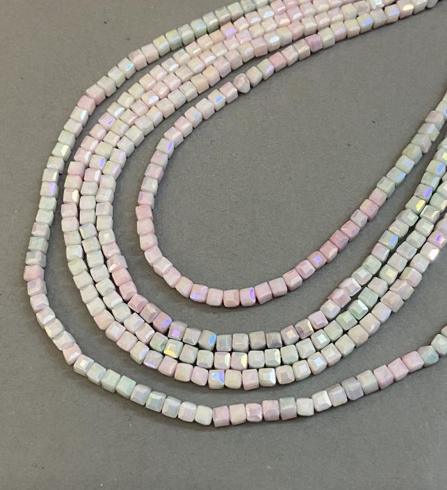 Koraliki z czeskiego kryształu, wielobarwne z powłoką w kolorze benzyny na nitce, fasetowane kostki, średnica 4×4 mm, długość 38 cm +