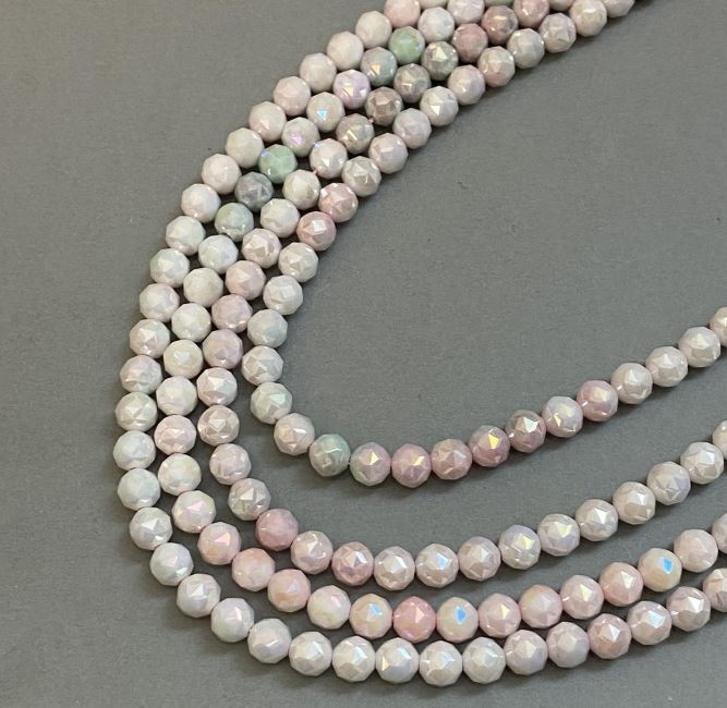 Koraliki czeskiego kryształu wielokolorowe na nici, fasetowane kuleczki, średnica około 8 mm, długość 38 cm