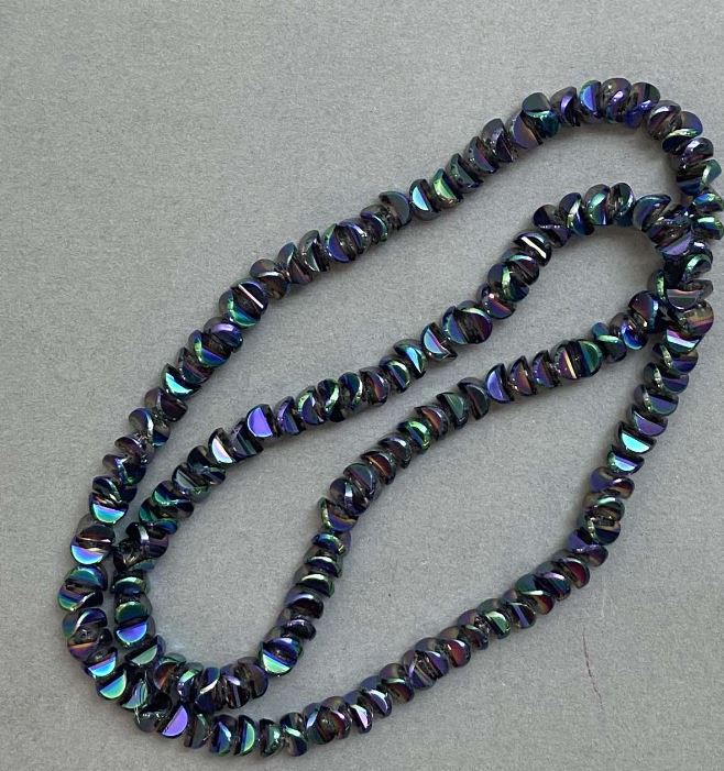 Kryształowe koraliki w stylu Swarovskiego, białe z odcieniem 'benzynowy', średnica około 6×3,5 mm, długość około 49 cm, na żyłce