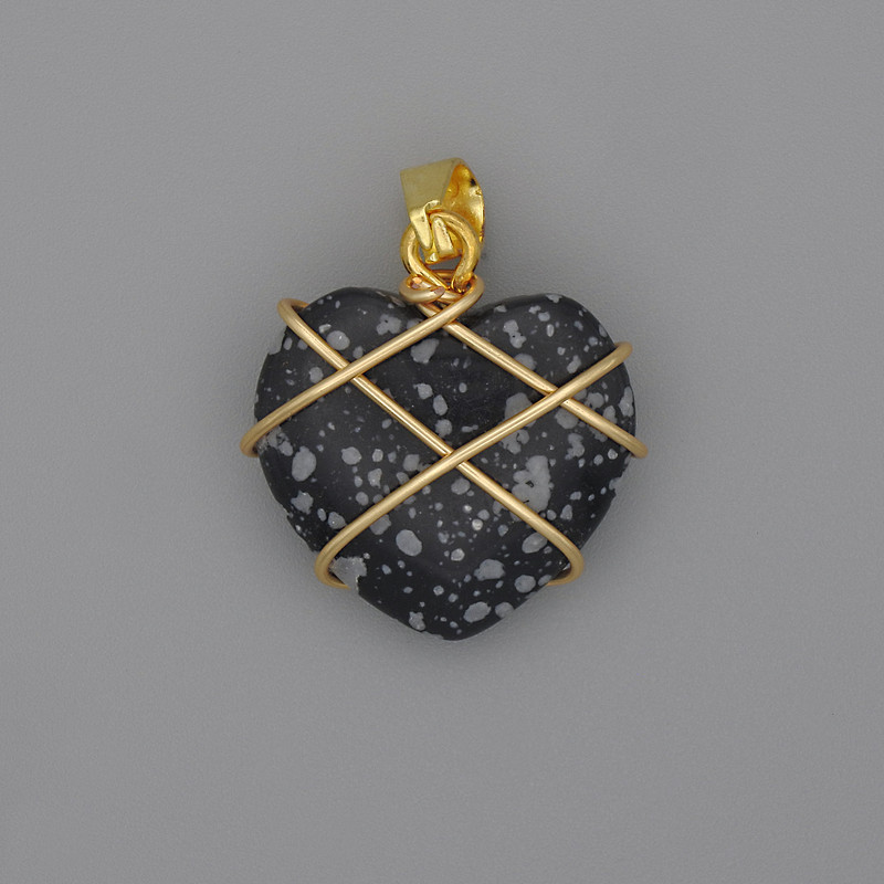 Wisiorek Serce z obsydianu śnieżnego w splecionym oplocie, 21×21 mm, średnica 30 mm